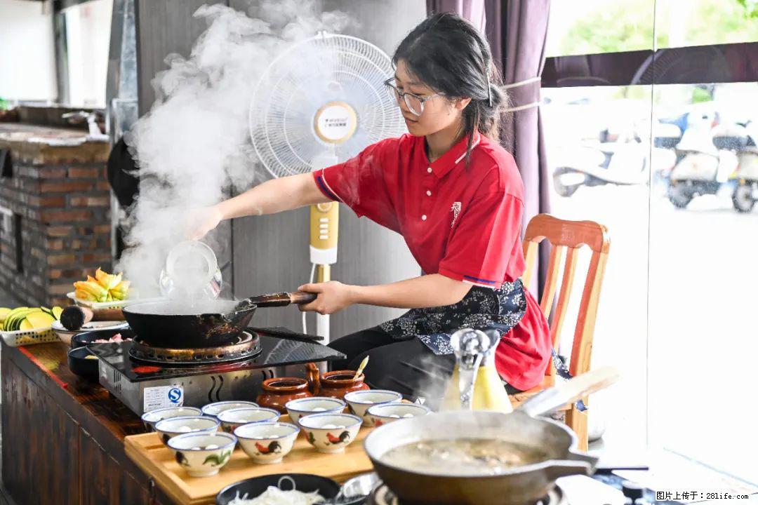 全网追的“扁担女孩”，找了一份暑假工，时薪12元 - 张掖生活资讯 - 张掖28生活网 zhangye.28life.net